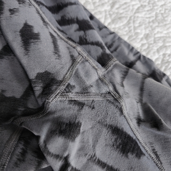 Lululemon InStill High-Rise Crop Tight 23" - Camo Asphalt Grey Black - Picture 7 of 15